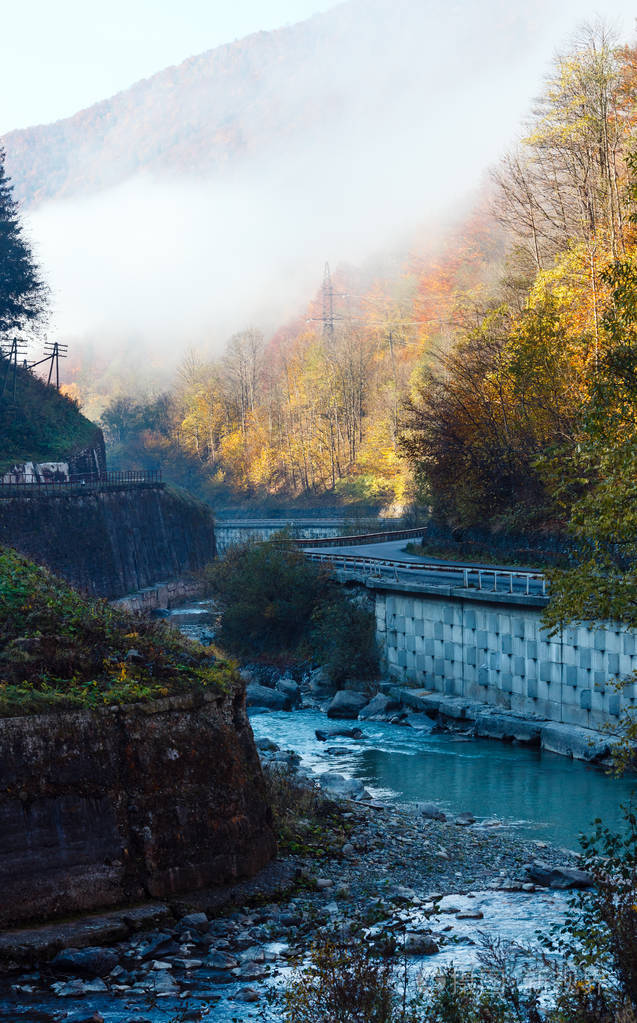 乌克兰秋天的山脉和河流