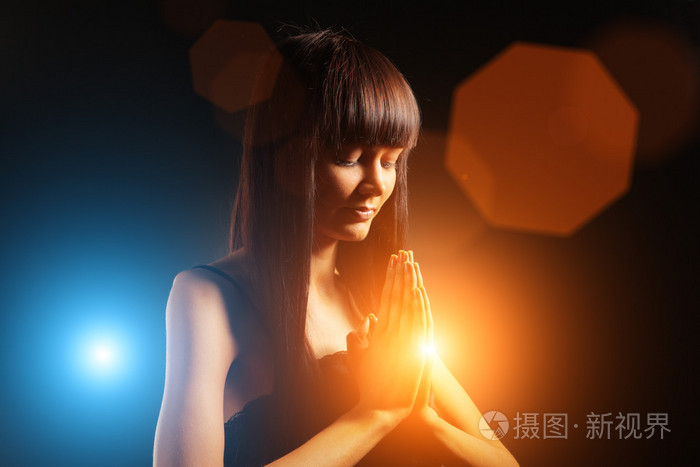 美丽的女人祈祷