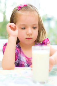 孩子拒绝喝牛奶