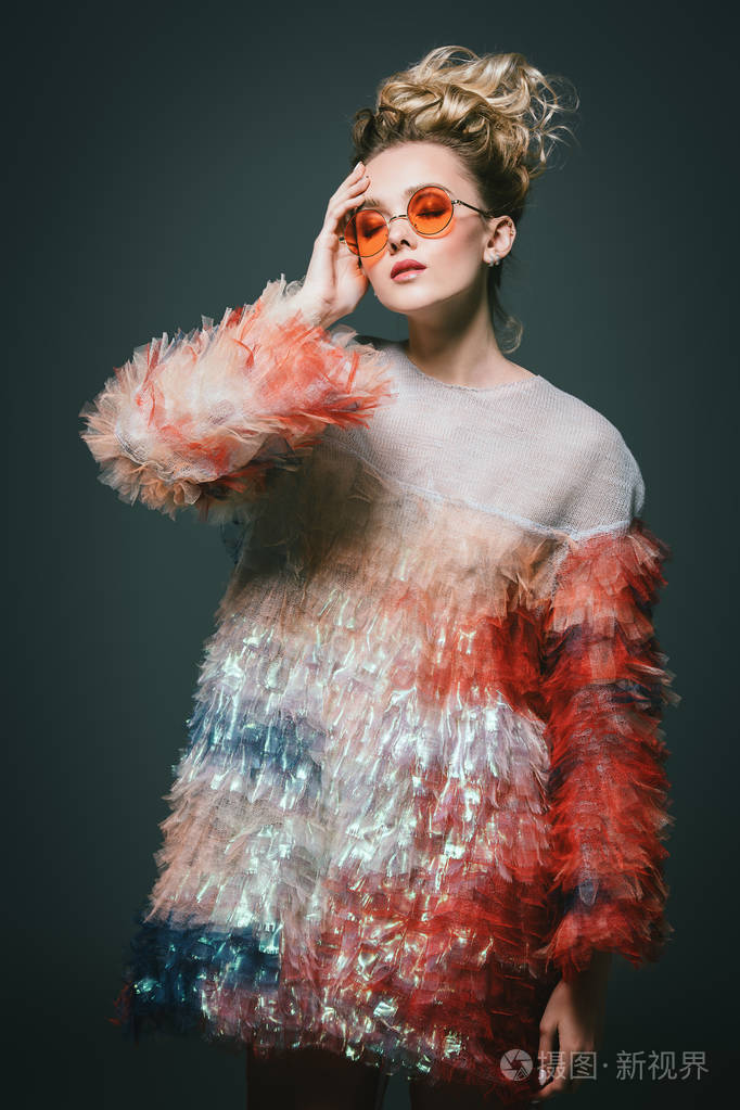 女性美女时尚在时髦的衣服上摆造型的女性模特的肖像.演播室射击