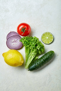 新鲜蔬菜还活着。蔬菜在白色背景顶部视图特写选择性焦点复制空间中排队