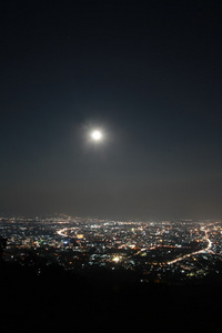 蒋清迈市视图在夜间，泰国