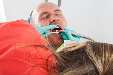 牙科治疗用钻头的图片男性患者口腔