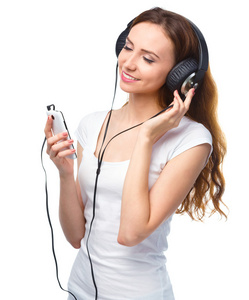 年轻女人享受音乐使用头戴式耳机