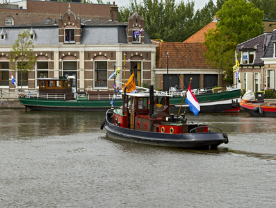 荷兰拖船在运河照片