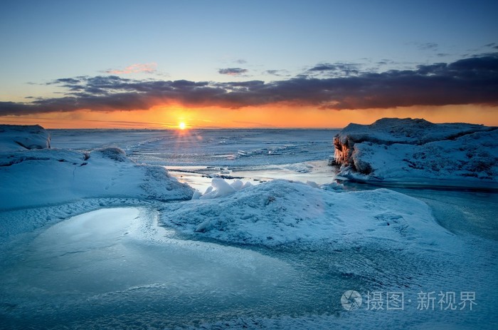 炫彩日落在白雪皑皑的波罗的海沿岸