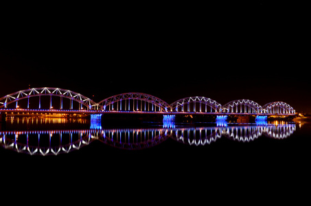 与铁路桥梁在里加，拉脱维亚的全景夜景