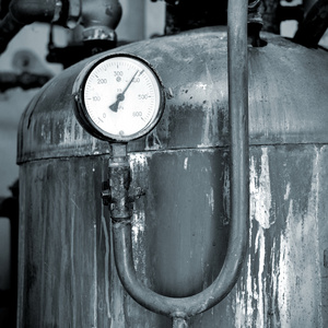 在旧生锈工业锅炉室温度计特写