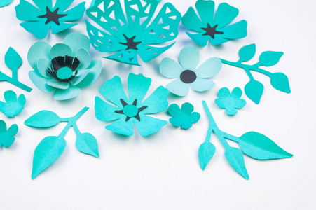 花和叶子的蓝色纸制成的。手工的, 最喜欢的嗜好。背景白色