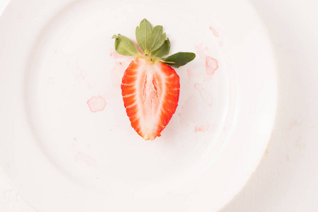 成熟的红色草莓在白色桌上