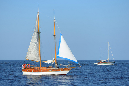 老历史高船 (游艇) 与白帆在蔚蓝的大海照片