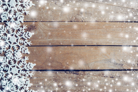 木制棕色圣诞背景和雪白色的雪花，副本空间