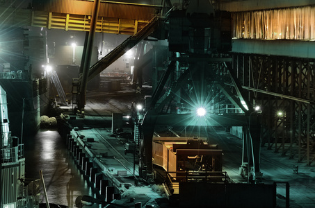 在货物港口工业夜景图片