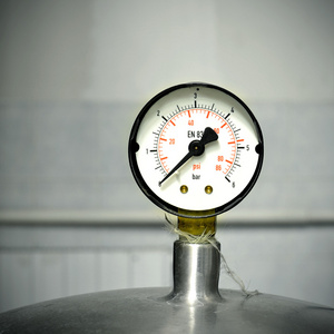 工业温度计上一个热水锅炉