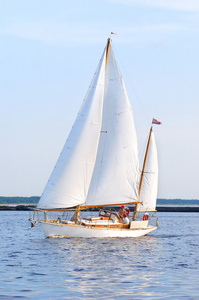 白色风帆游艇帆船.里加拉脱维亚照片