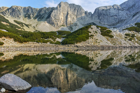 保加利亚 Pirin 国家公园 Sinanitsa 湖和山顶景观的日落景色
