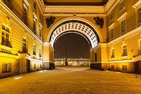 夜间降雪中的总参谋部建筑拱图片