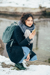 享受冰冻湖泊或河流美景的女孩图片