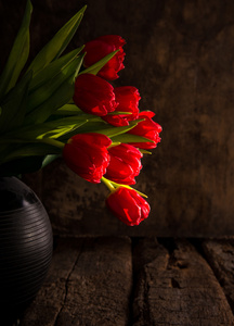 在黑色的花瓶美丽红色郁金香