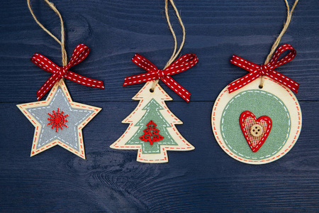 圣诞树星星装饰在木头深色背景图片