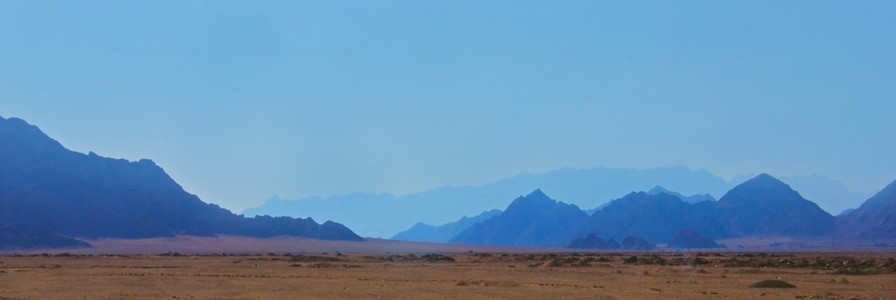 山在沙漠的全景