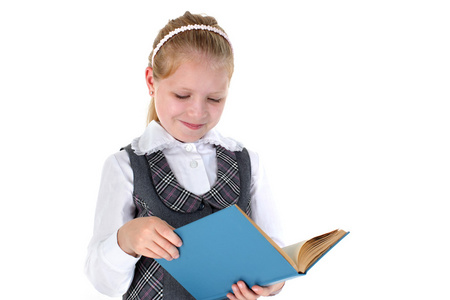 8 年的老学校的女孩在白色背景上微笑着的书