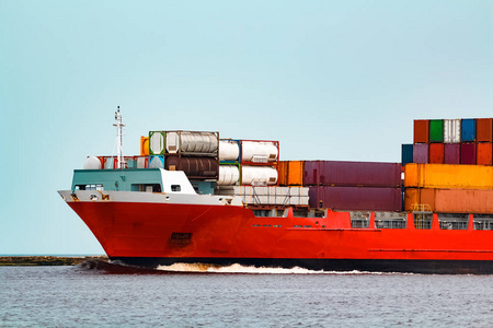 红色的集装箱船物流和生产出口