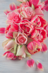 平躺与粉红色的郁金香和玫瑰花在白色的木材背景, 顶部的看法。春夏意境概念