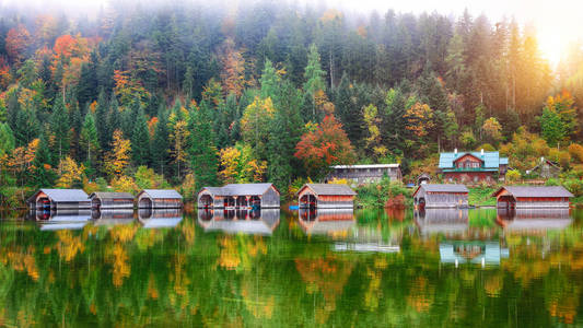 朦胧的早晨在 Altaussee 村。朦胧的秋景在清晨。镜像反射。地点 奥地利施蒂里亚 Liezen 区 Altaussee 