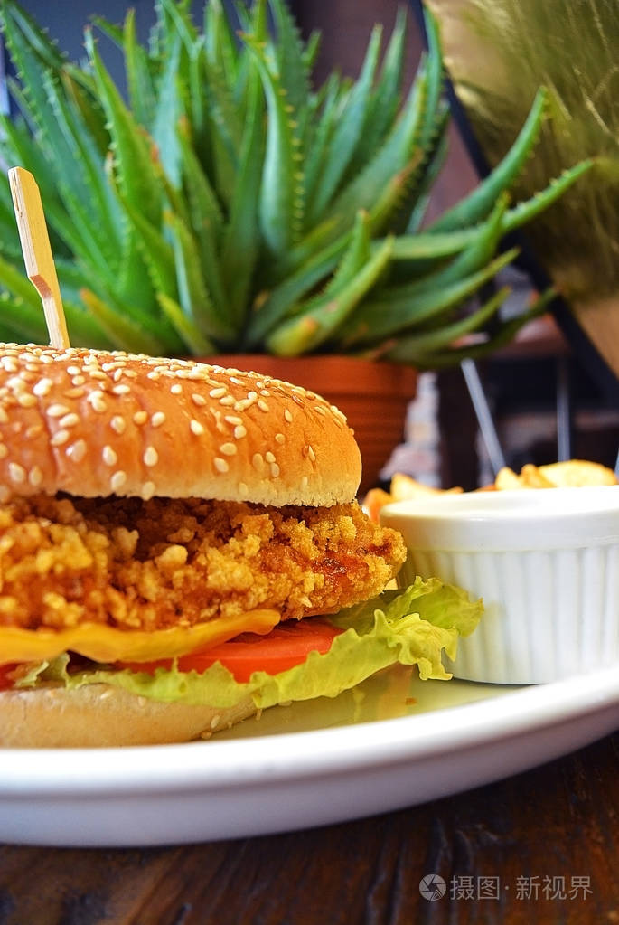 香脆鸡肉汉堡配生菜番茄