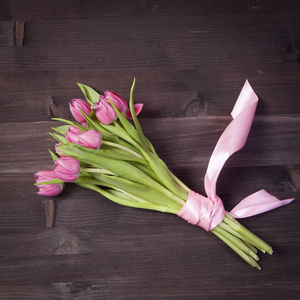 情人节贺卡。粉红色郁金香花束
