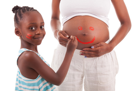 小非洲裔美国女孩在她母亲的肚子Af 上绘画