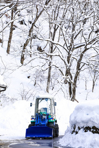 雪装载机在村庄的路去除雪