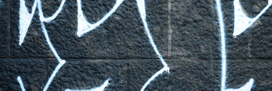 涂鸦画碎片。在街头艺术文化的风格上装饰着漆渍的旧墙。彩色背景纹理