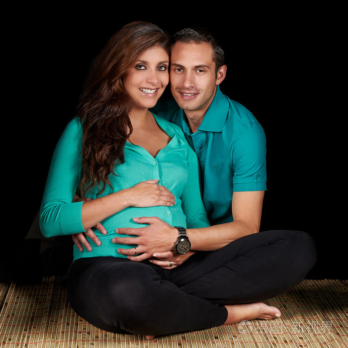 年轻孕妇快乐的夫妻照片-正版商用图片06lm06-摄图新视界