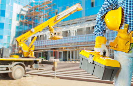 承建商在建筑工地上的工具照片