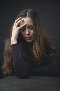 悲伤和沮丧的年轻女人照片