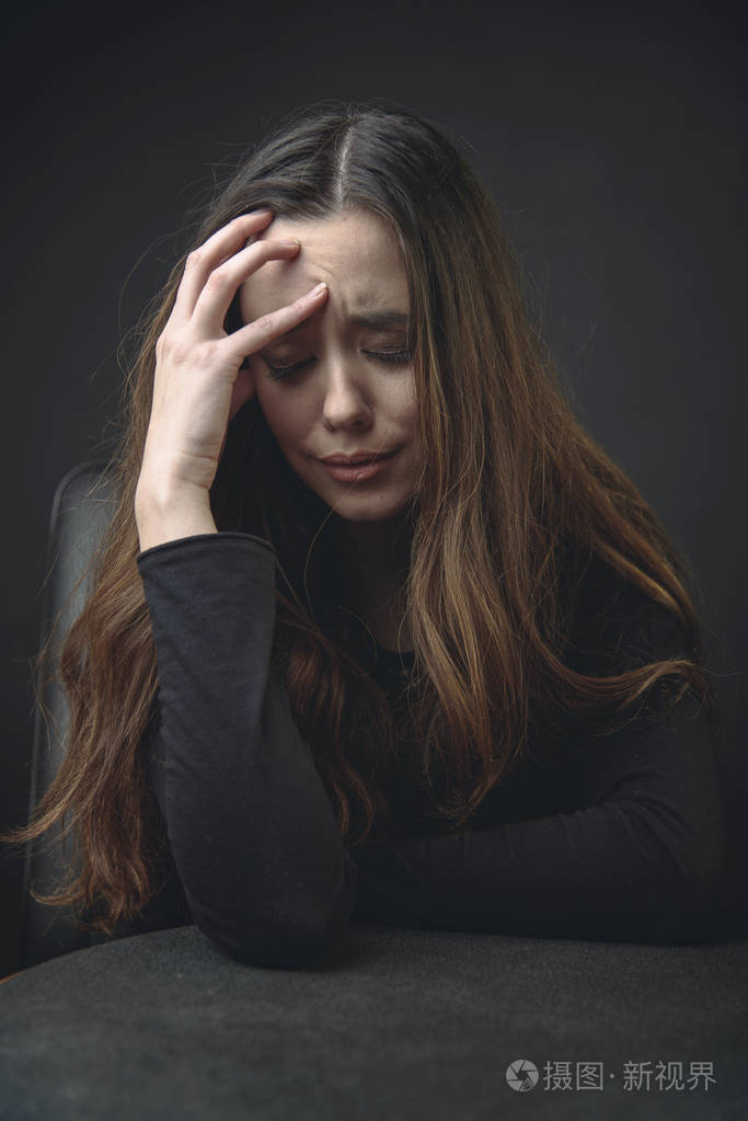 悲伤和沮丧的年轻女人