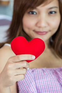 幸福的女人带在手中的心形状