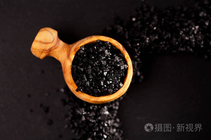 夏威夷黑熔岩海盐在木勺上的全景