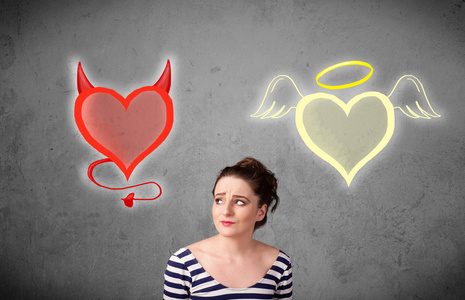 女人站之间的天使和魔鬼的心照片