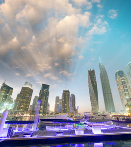 迪拜码头大厦在晚上, 阿联酋