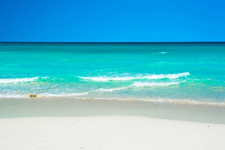 阿拉伯联合酋长国 Saasiyat 岛白沙滩与清澈的绿松石水的美丽景观
