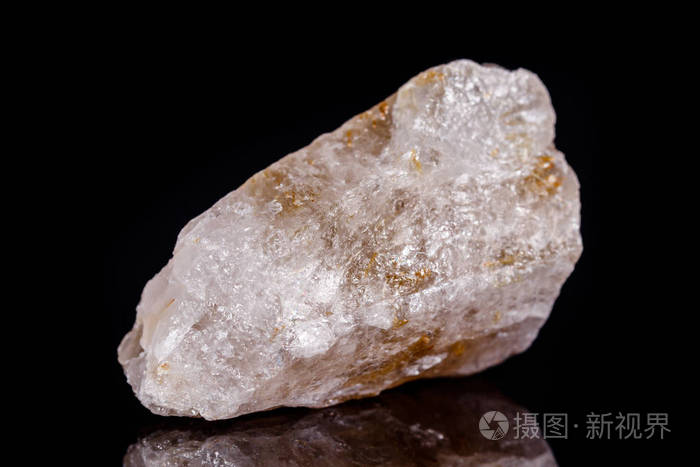 黑色背景下石英矿物石金红石的研究