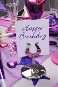 粉色和紫色主题方表设置装饰，有生日快乐留言垂直