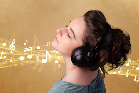 用耳机听音乐的年轻女人