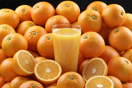 桔子汁倒入图片