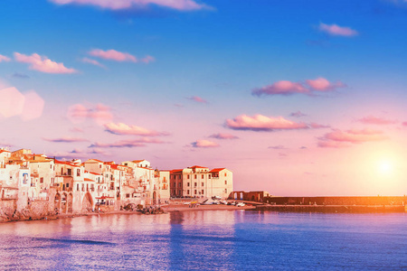 美丽的景色的切法卢，大海在意大利西西里岛的小镇
