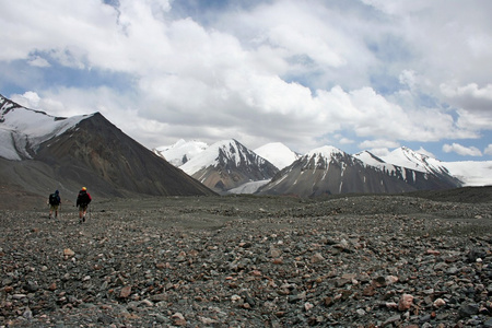 吉尔吉斯斯坦是 ak shyrak 地区，天山山脉，