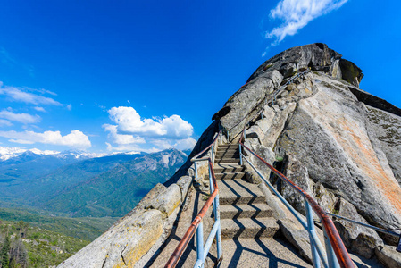 在洛克岩石楼梯上徒步旅行往山顶, 花岗岩圆顶岩石形成在红杉国家公园, 内华达山脉, 加利福尼亚, 美国